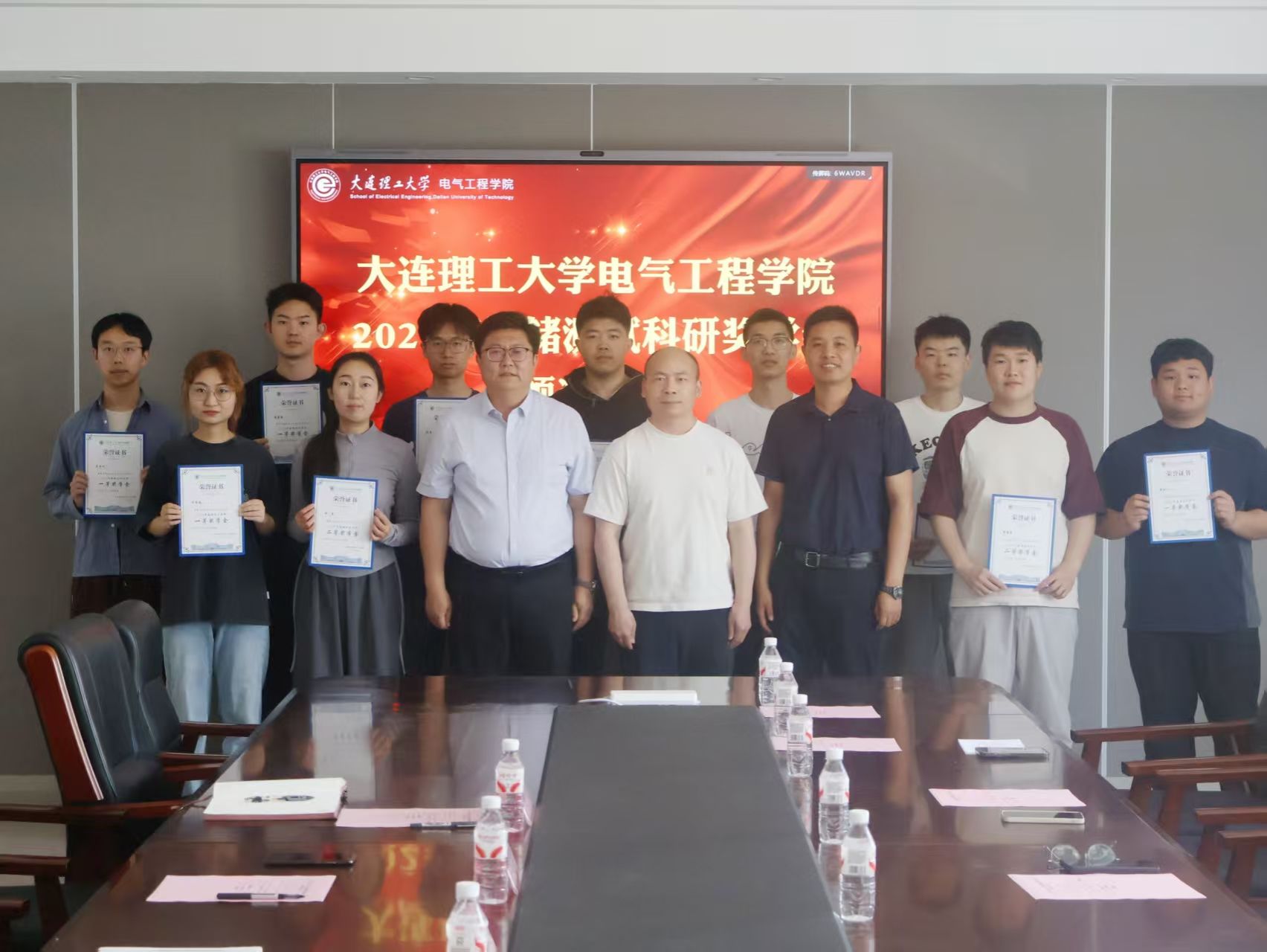 欧美色情片
举行2025年海储测试科研奖学金颁奖仪式